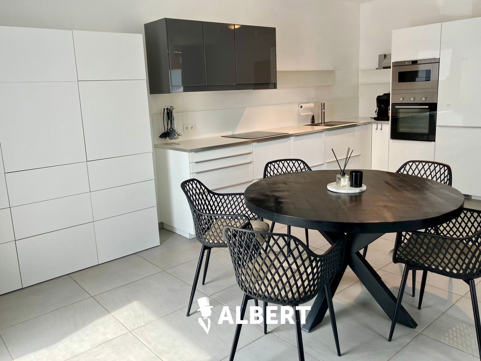 Ruim gemeubeld appartement met terras en 2 slaapkamers ! foto 7
