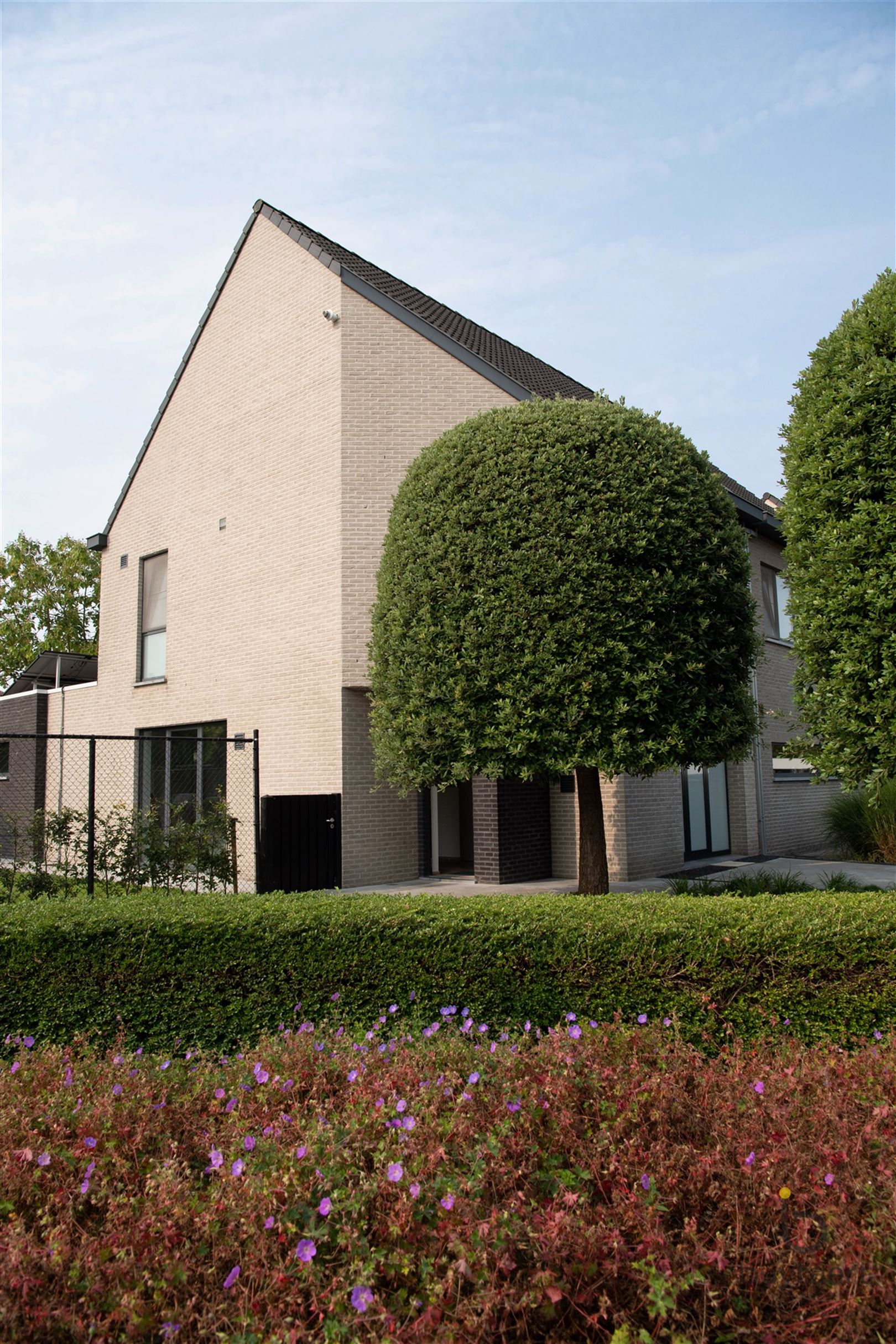  Moderne halfopen woning met karakter in rustige omgeving. foto 3