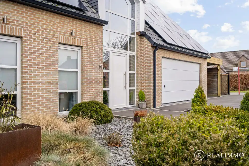 Ruime hedendaagse villa met zwembad in een gegeerde residentiële omgeving foto 4