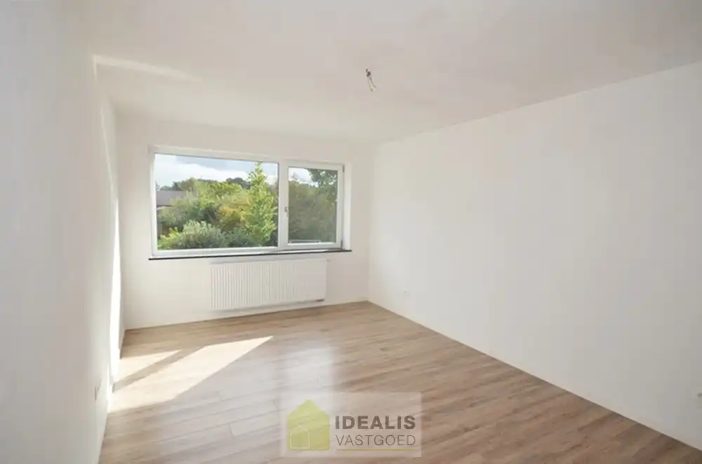 GELIEVE ENKEL AAN TE MELDEN VIA MAIL!! RUIME NIEUWBOUW GEZINSWONING OP WANDELAFSTAND VAN CENTRUM! – Afgewerkte en ruime woning perfect gelegen op wandelafstand van het centrum van Peer alsook vlakbij uitgebreide sportfaciliteiten!! De woning is zeer fijn ingedeeld, met een inkomhal en wc, riante woonkamer, open keuken met naastgelegen berging op de gelijkvloerse verdieping, overloop, 3 slaapkamers en een ruime badkamer op de eerste verdieping en een zolder te bereiken via vast trap op de 2e verdieping!! Tevens beschikt de woning over een private voortuin/parking en is er een leuk tuintje met tuinberging aan de achterzijde. De achterzijde van het perceel is tevens toegankelijk via een pad. Deze nieuwbouwwoning werd zeer goed geïsoleerd opgeleverd, heeft slechts een E-peil van 38 en is voorzien van ventilatie type D!! Zeer geschikt voor kandidaten op zoek naar een correct geprijsde nieuwbouwwoning!! Beschikbaar vanaf 1 december 2026. foto 20