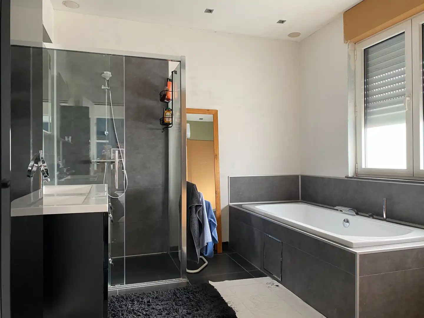 Karaktervolle gerenoveerde woning met garage en tuin foto 6