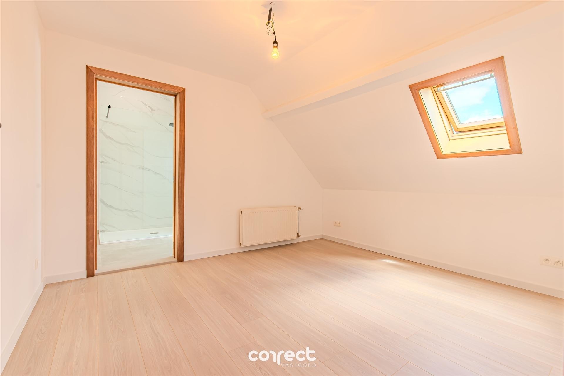 Volledig gerenoveerde, stijlvolle woning met 4 slaapkamers, 2 badkamers en een ruime zongerichte tuin, Instapklaar en energiezuinig! foto 13