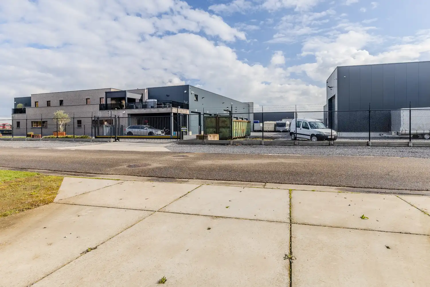 Multifunctioneel industriecomplex met woongelegenheid op topligging te Lanaken foto 6