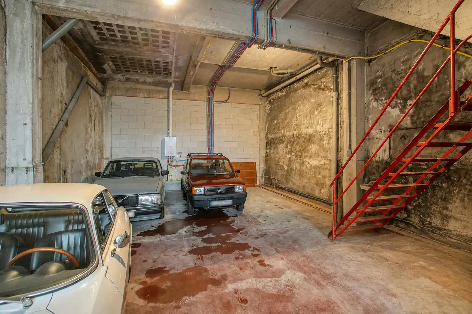 Unieke eigendom met loods en 2 gerenoveerde appartementen  foto 2