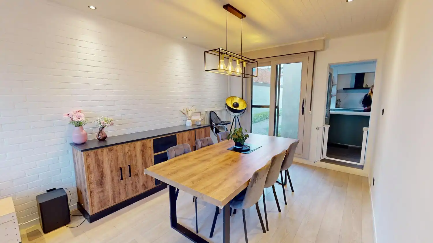 Gerenoveerde gezinswoning met 4 slaapkamers foto 3