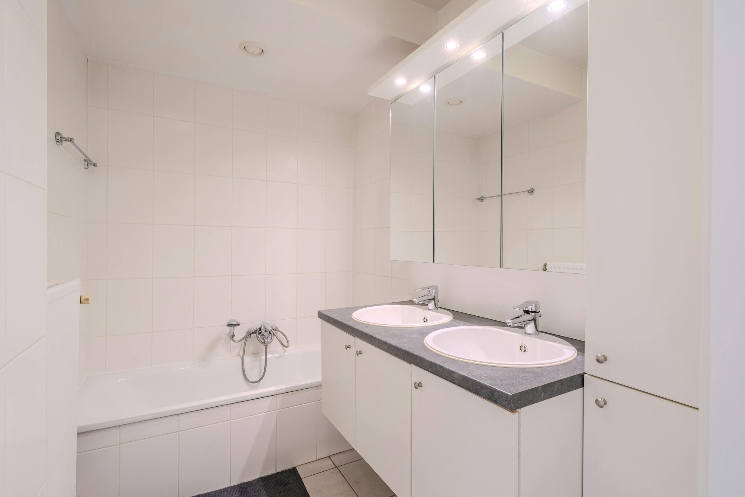 Instapklaar appartement met twee slaapkamers te centrum Middelkerke! foto 12