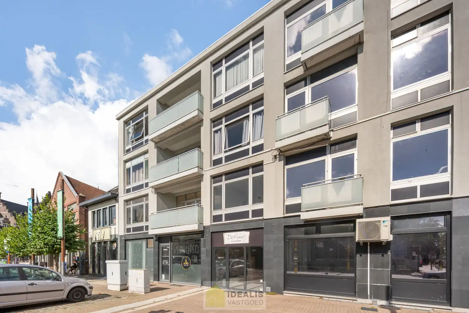 IDEALIS VASTGOED -  INVESTERINGSEIGENDOM BESTAANDE UIT 2 GELIJKVLOERSE HANDELSPANDEN EN 5 BOVENLIGGENDE APPARTEMENTEN IN HET CENTRUM VAN PELT! – te renoveren investeringseigendom op een toplocatie in Pelt (Neerpelt). Gelijkvloers 2 handelspanden, op de 1ste verdieping een 3 slpk.-appartement, 2de verdieping een 3 slpk.-appartement en een 1 slpk.-appartement en op de 3de verdieping een 3 slpk.-appartement en een 1 slpk.-appartement. Geschikt voor zij die zoeken naar een interessante investering in het centrum van Pelt. foto 3