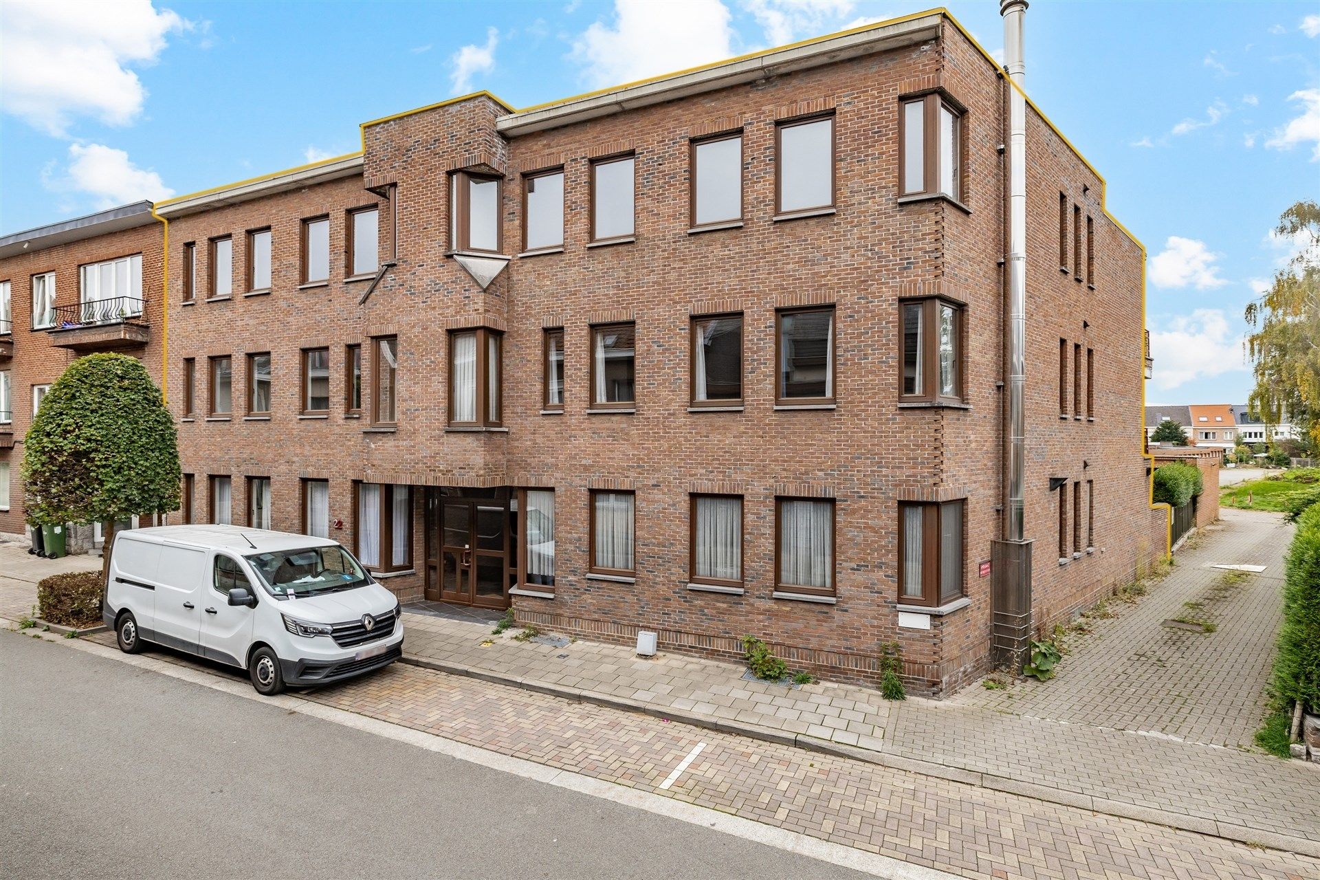 Opbrengsteigendom bestaande uit 6 ruime appartementen + 32 garageboxen foto {{pictureIndex}}