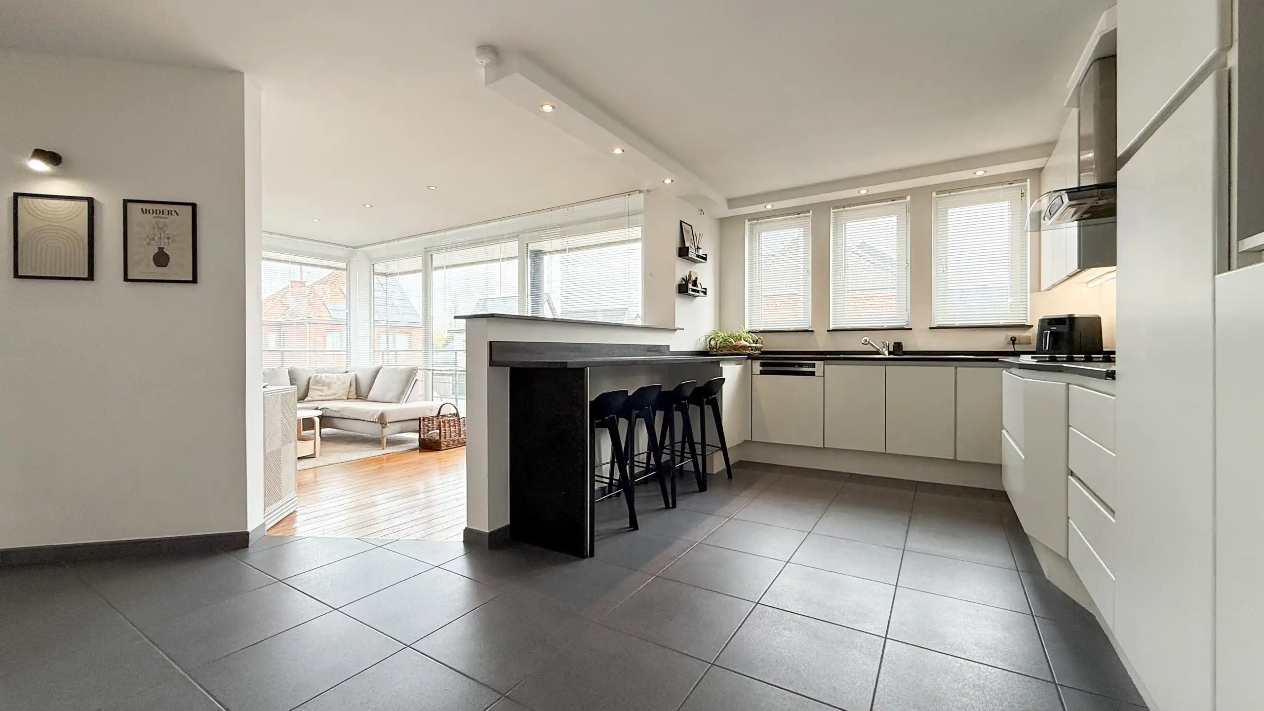 Zeer ruim appartement met 4 slaapkamers en parking in Tuilt! foto 8