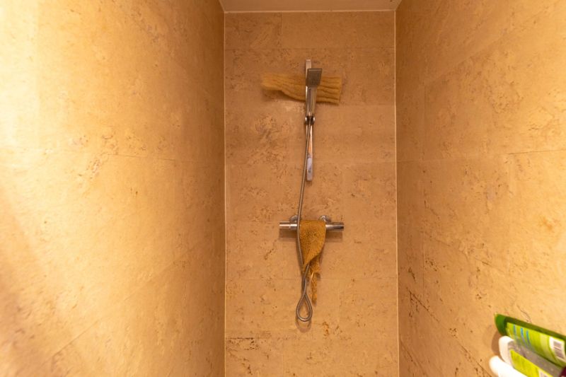 Roeselare-Rumbeke. Gelijkvloers&nbsp; met 2 slaapkamers van 75 m² met aparte ingang en parkeerplaats. Recent vernieuwd. Ideale investering of starter. foto 5