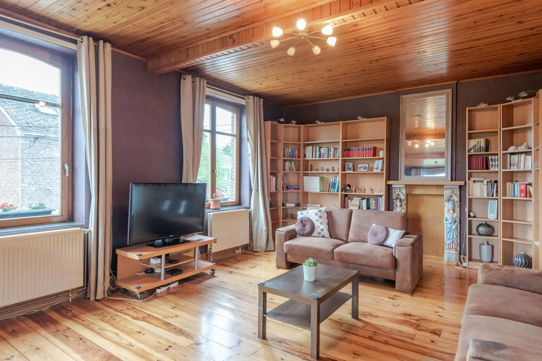 Riante woonst met statig horecapand en feestzaal foto 11