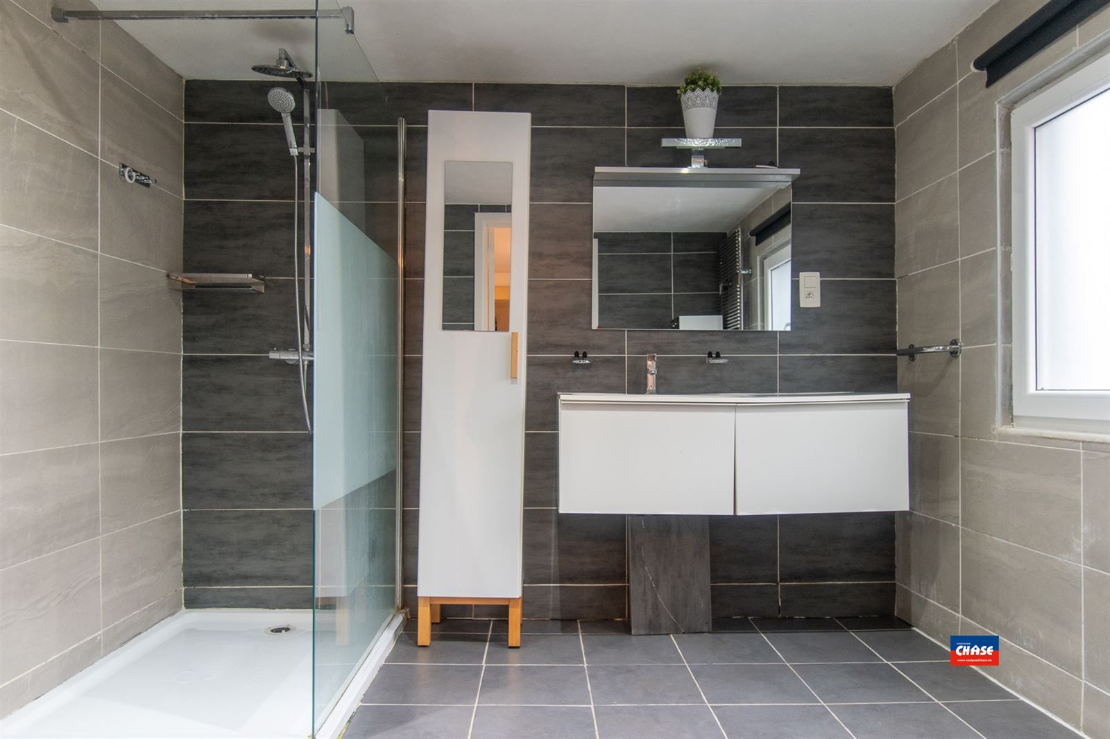 Gezinswoning met vier slaapkamers en tuin foto 9