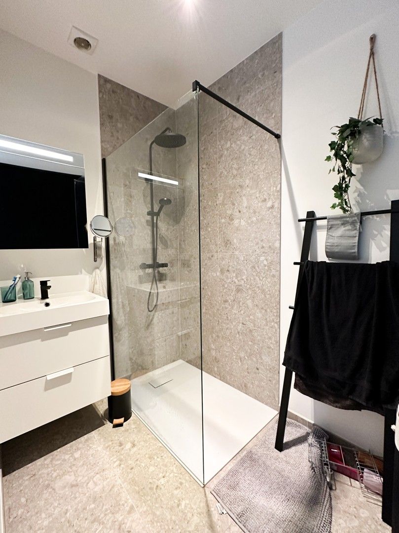 Instapklaar appartement met twee slaapkamers en terras nabij station Gent-Sint-Pieters foto 7