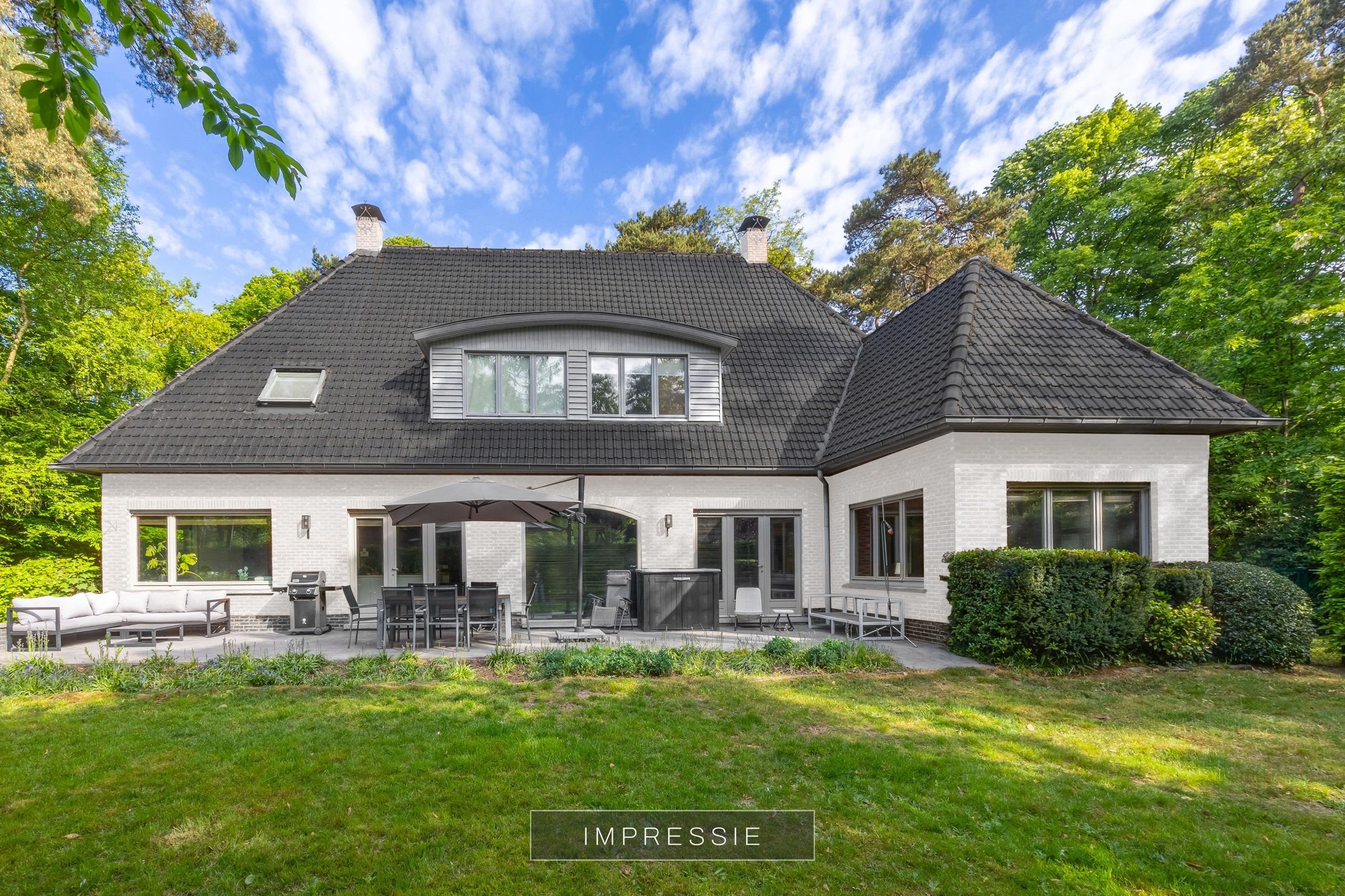 Hoofdfoto van de publicatie: Ruime villa met bijgebouw in residentiële wijk