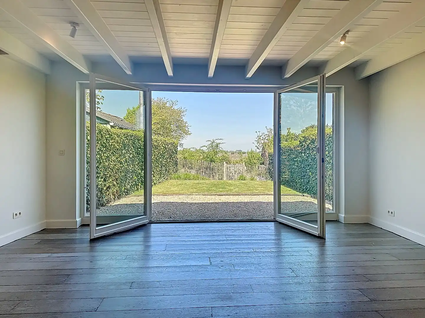 Sfeervolle en luxe tussenwoning in Zuidzande met vrij zicht over de velden foto 16