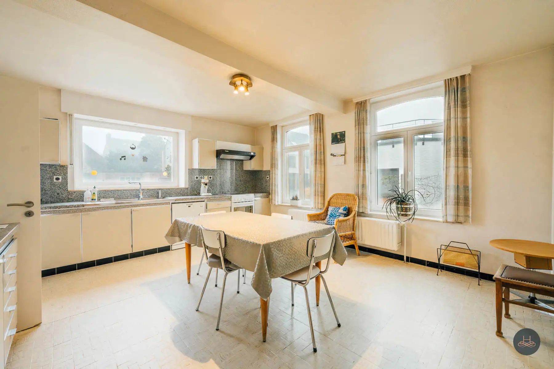 Prachtige authentieke en ruime villa met enorm potentieel foto 10