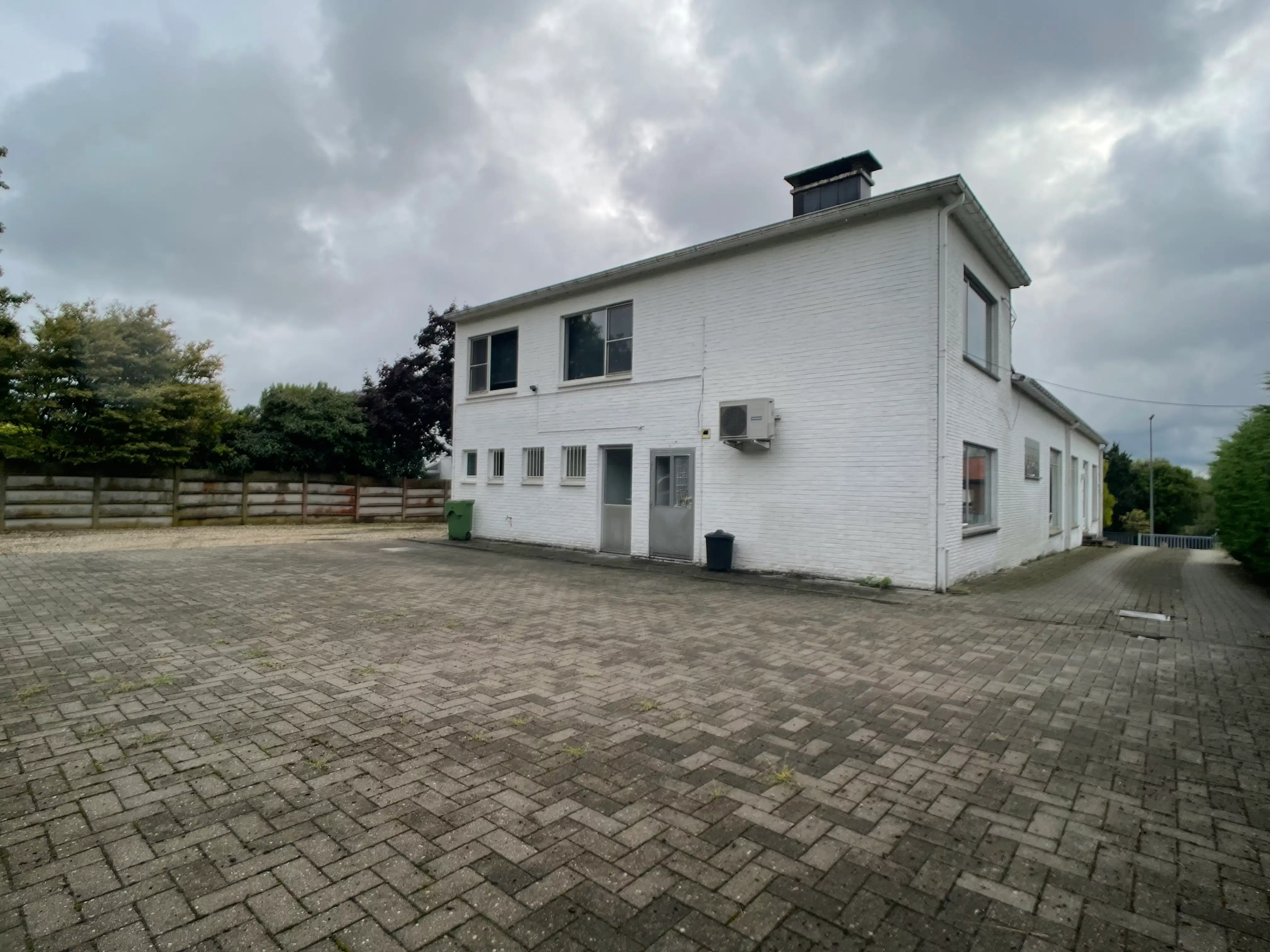 Multifunctioneel pand gelegen op een zeer gunstige locatie. foto 3