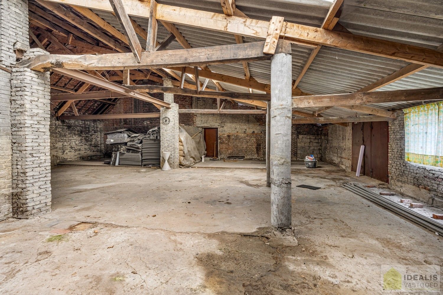 IDEALIS VASTGOED – LOODS/OPSLAGRUIMTE (+-220M²) UITERST GESCHIKT VOOR WIE OP ZOEK IS NAAR RUIMTE EN OPSLAG IN HET CENTRUM VAN PEER OP EEN ZEER GUNSTIGE LOCATIE! foto 5