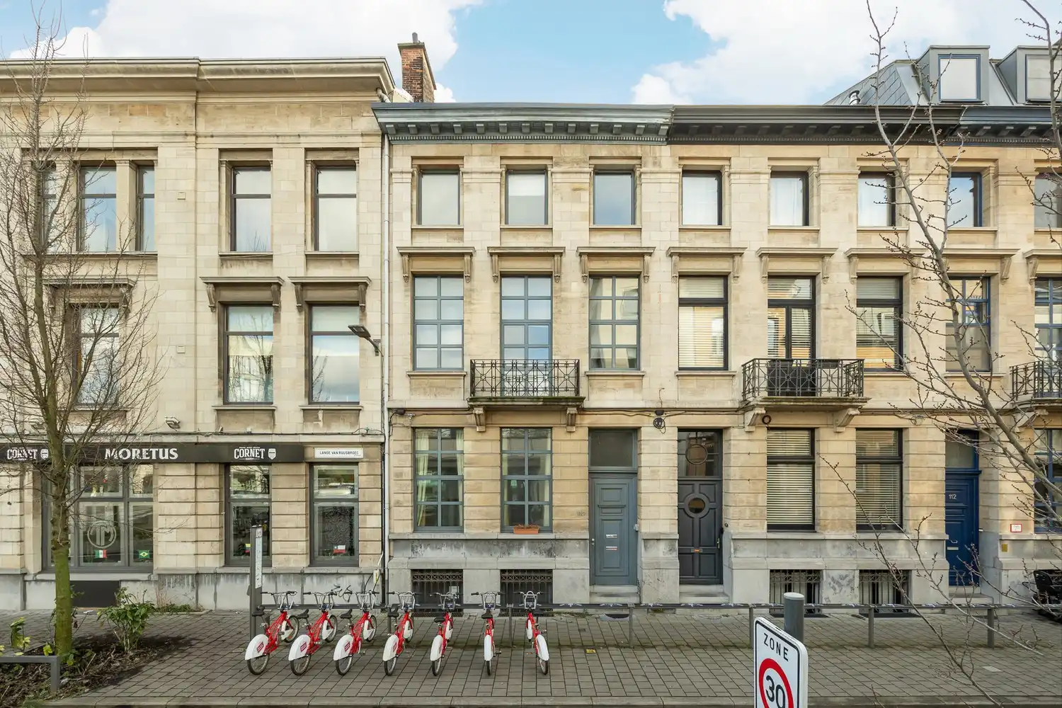 Authentieke neoclassicistische woning in Zurenborg foto {{pictureIndex}}