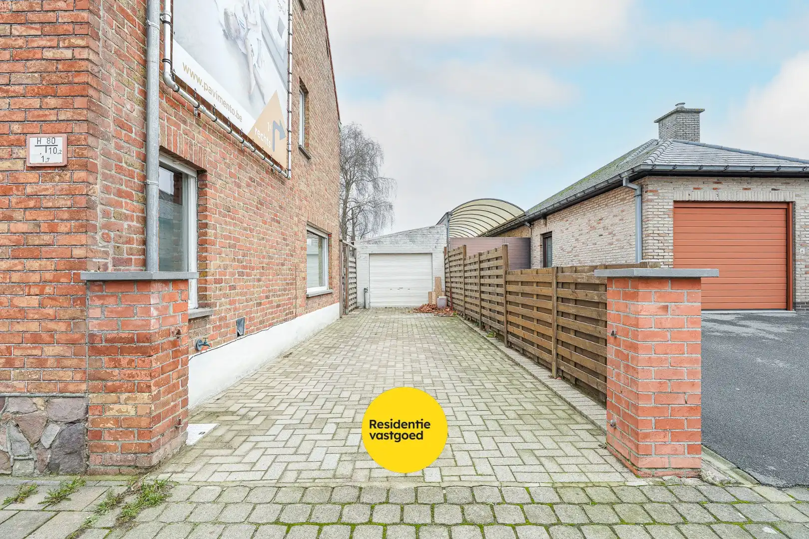 Te renoveren woning in het centrum van Veldegem foto 2