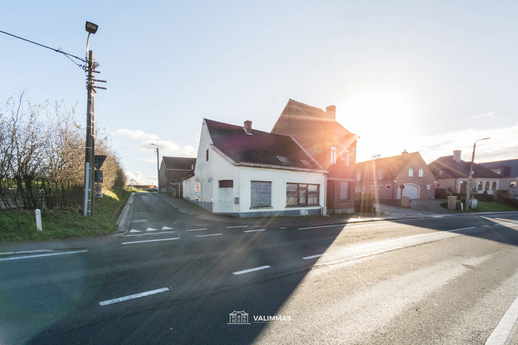 Hoofdfoto van de publicatie: Te renoveren hoekwoning met koer en garage...