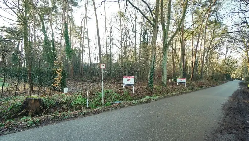 Residentieel gelegen bouwgrond van 31a10ca voor open bebouwing met private toegangsweg nabij golf- en meerdomein foto {{pictureIndex}}