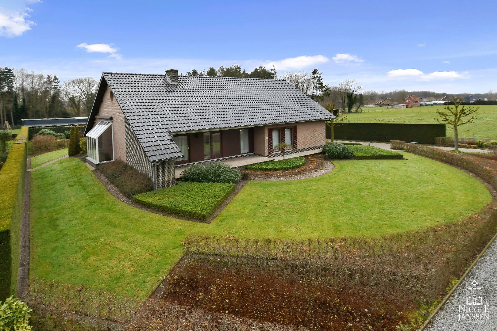 Vrijstaande gelijkvloerse gezinswoning met 4 slaapkamers en prachtige tuin foto {{pictureIndex}}