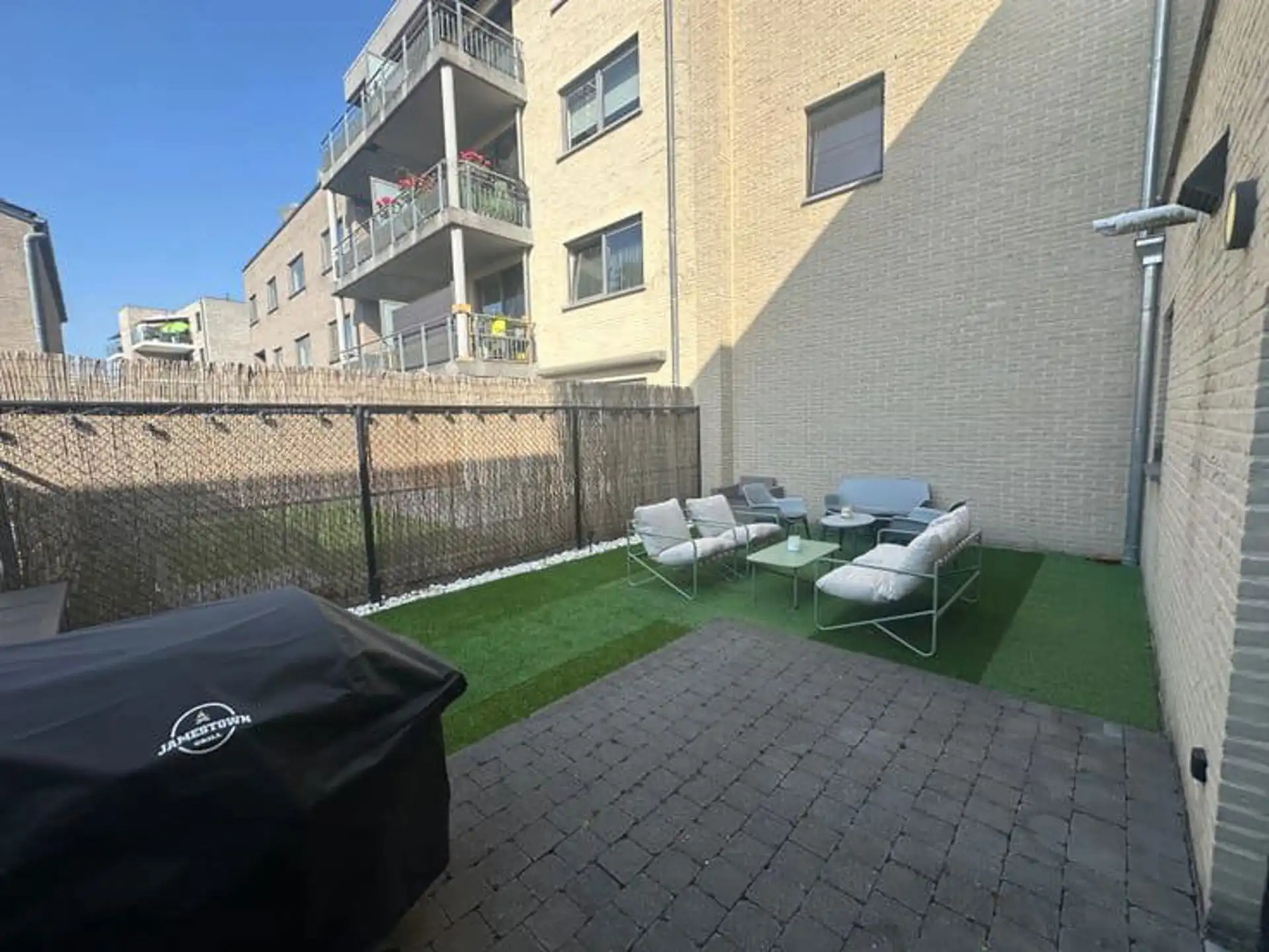 Gelijkvloersappartement met ondergrondse parking en tuintje foto 5