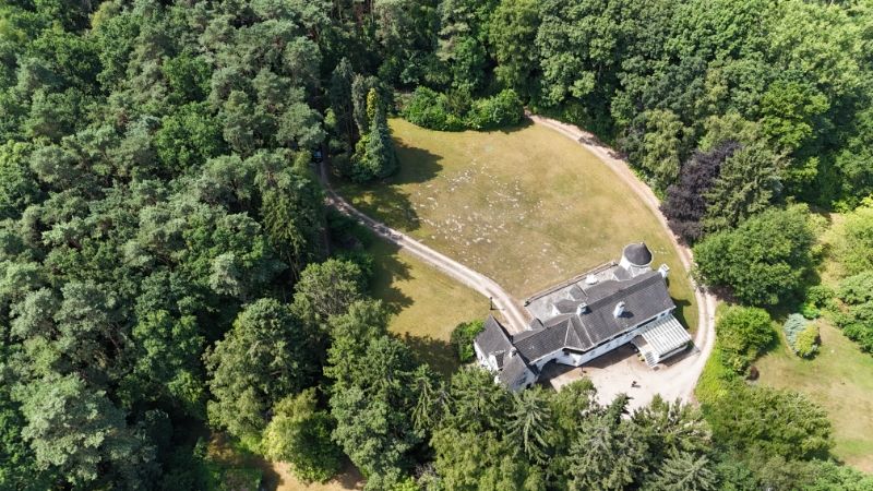 Kasteelvilla met bijgebouw op uniek domein 1 hectare 71 are met grote vijver foto 8