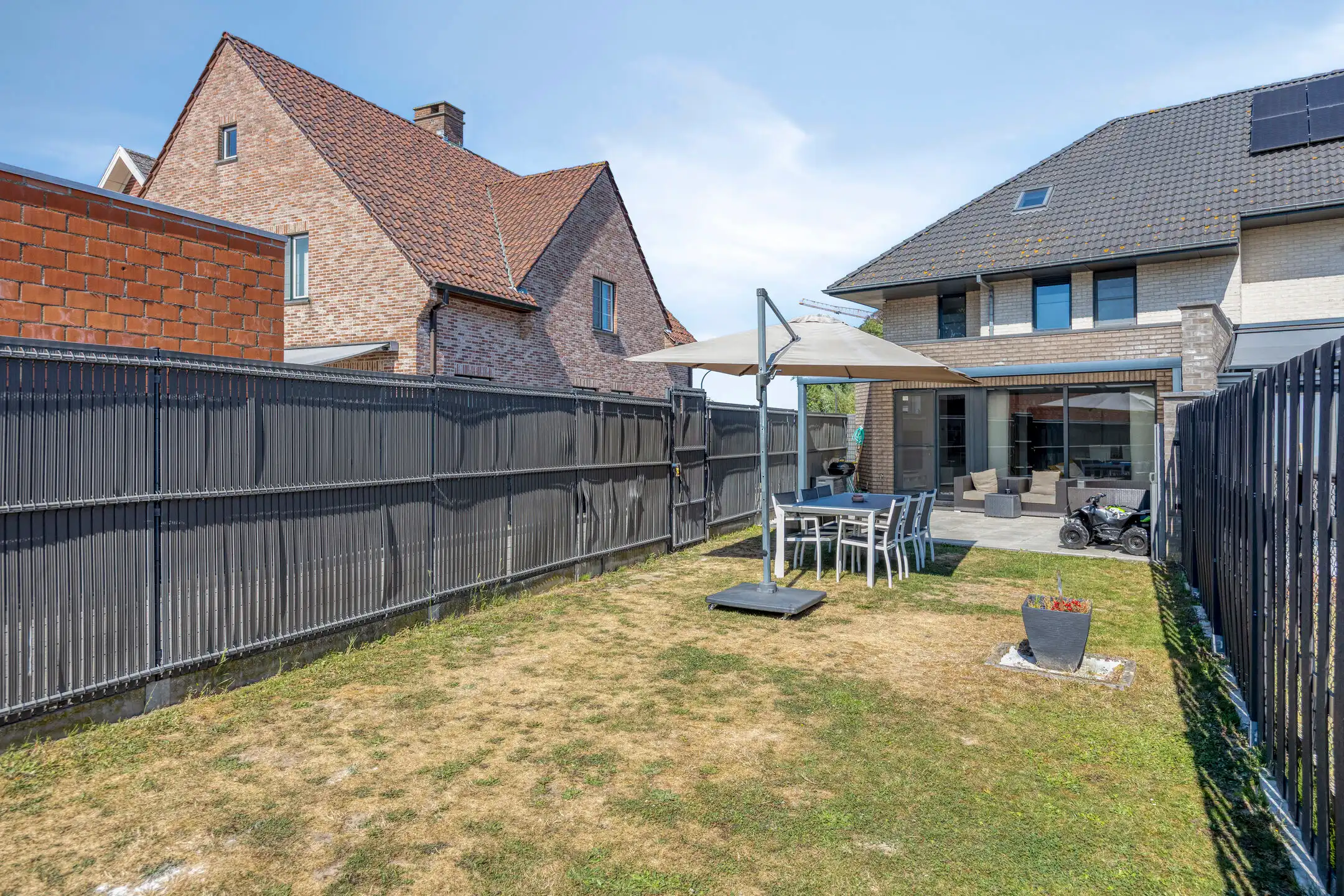 Ruime gezinswoning van 215 m² met vier à vijf slaapkamers en tuin foto 3