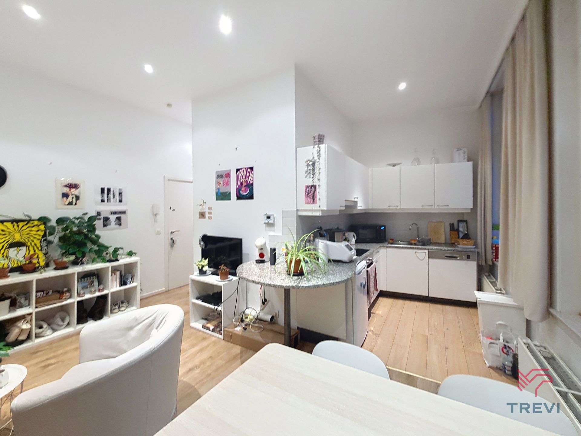 Gemeubileerd appartement met 1 slaapkamer naast de Zavel! foto 2