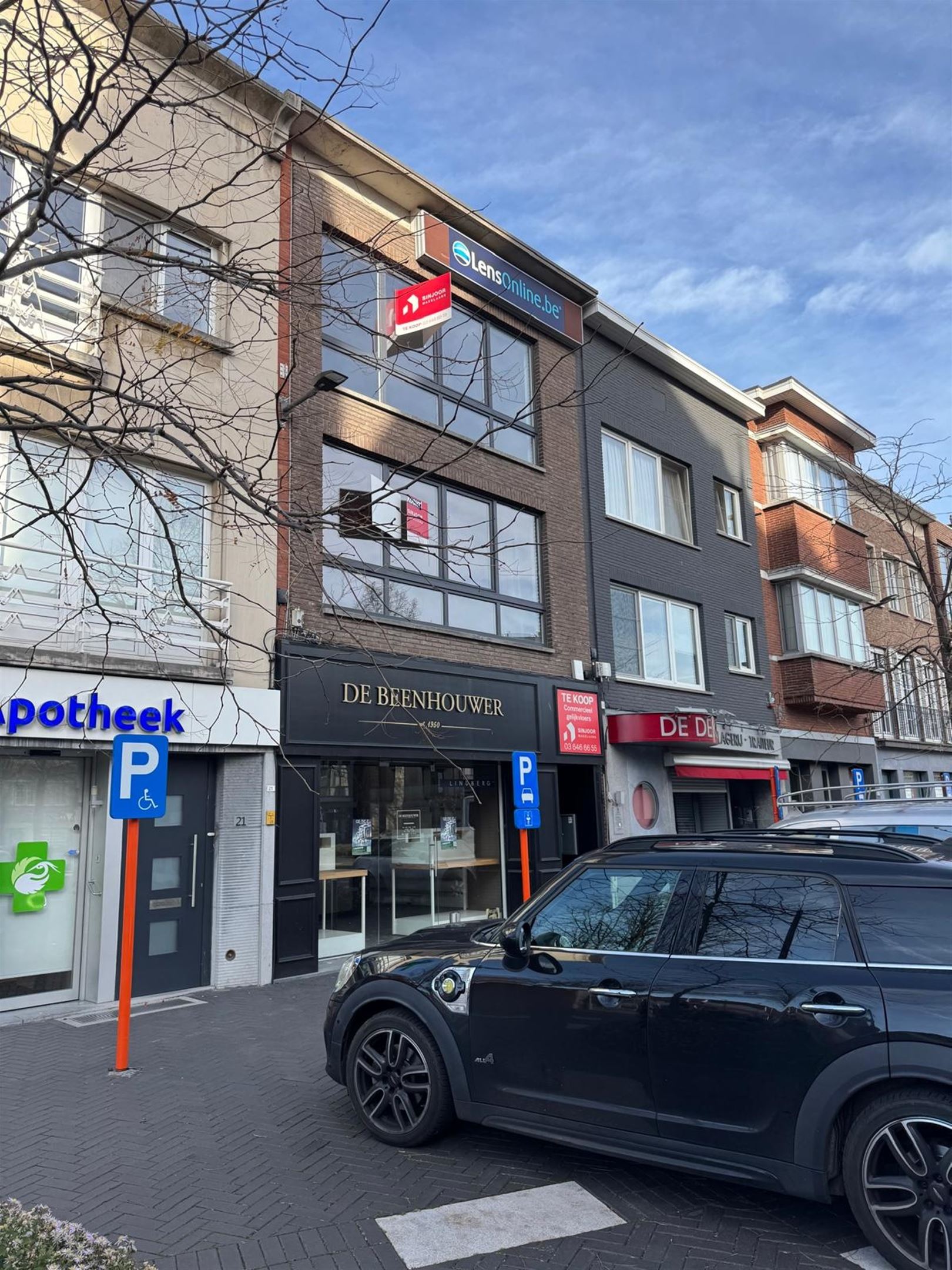 Handelsgelijkvloers op topligging in hartje Brasschaat foto {{pictureIndex}}