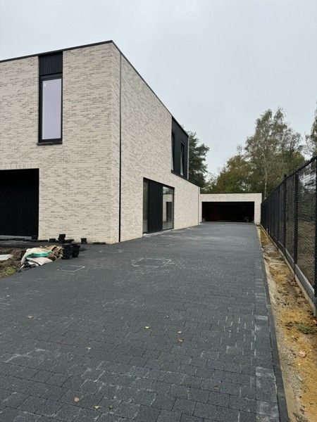 Exclusieve nieuwbouw villa met 3 slaapkamers op een perceel van 9 a en 64 ca. foto 33