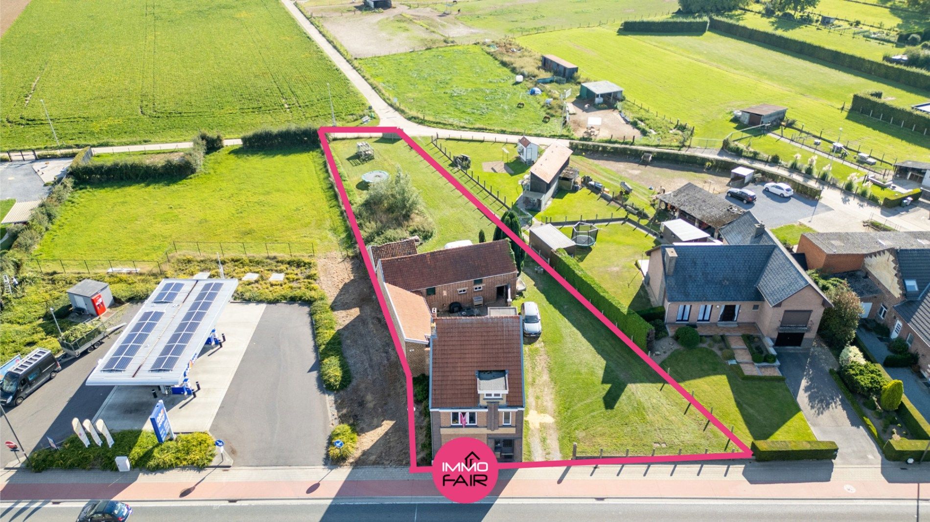 Karakteristieke hoeve met panoramisch zicht aan de achterzijde van het perceel.  foto 2