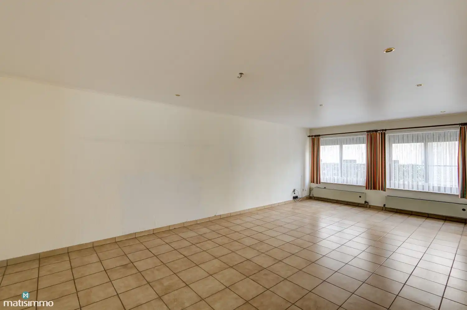 GELIJKVLOERS APPARTEMENT MET 2 SLAAPKAMERS, RUIME GARAGE, AUTOSTAANPLAATS EN KELDERBERGING TE LANAKEN foto 4