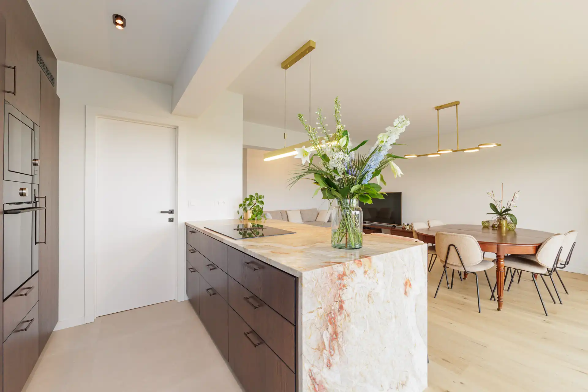 Lichtrijk en luxueus gerenoveerd met panoramisch groenzicht foto 4