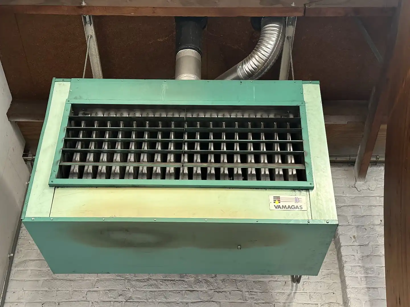 Magazijn met kantoor te huur in centrum Heule. foto 12