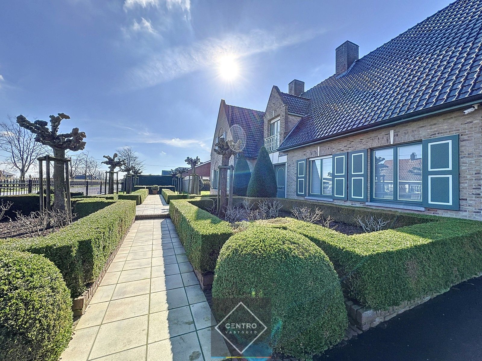 Instapklare VILLA (± 350 m²) met BEDRIJFSGEBOUW (± 750m²) op commerciële ligging langs de N327. foto 4