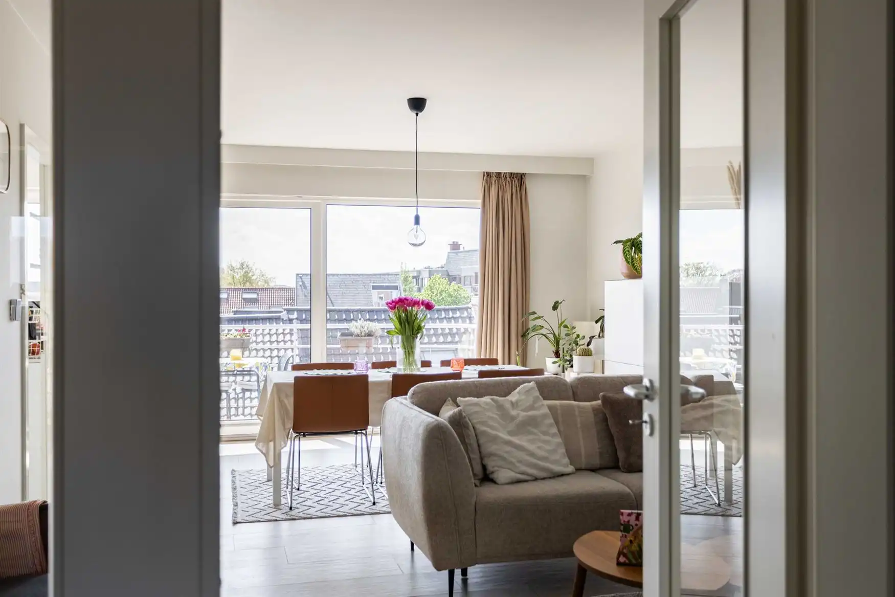 Stijlvol gerenoveerd appartement met 2 terrassen en uniek uitzicht. foto 3