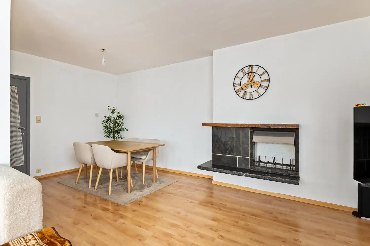 Appartement met 2 slaapkamers en 2 garages in de Unitas Wijk! foto 7