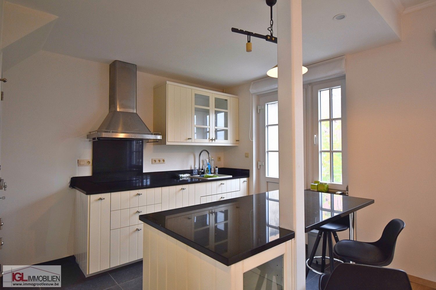 Smaakvol gerenoveerde woning met 3 slaapkamers, tuin en garage foto 6