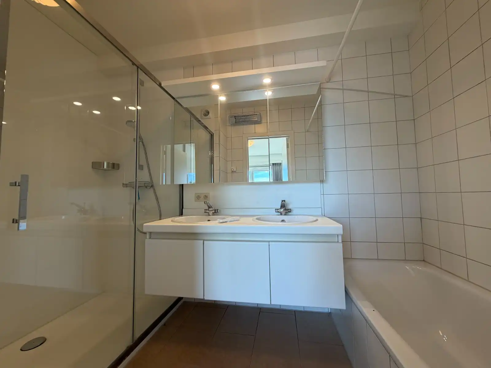 UNIEK DUPLEXAPPARTEMENT MET 2 RUIME TERRASSEN, AUTOSTAANPLAATS EN PRACHTIG UITZICHT OP DE MARKT VAN DEINZE! foto 16