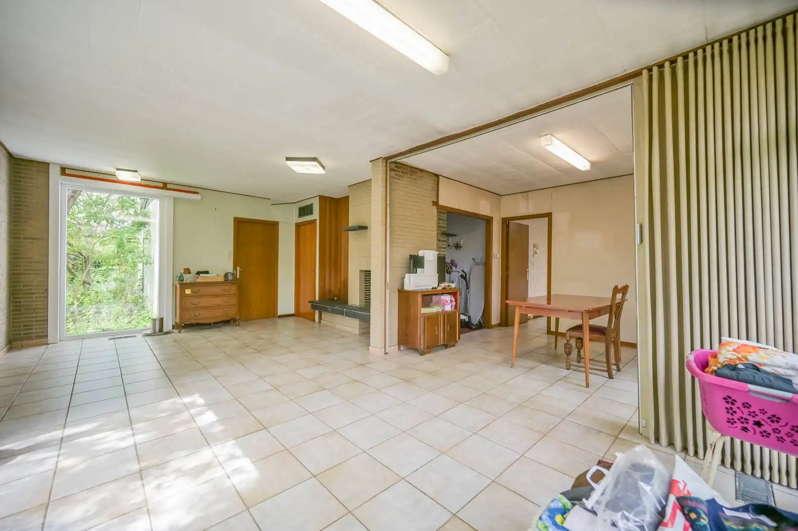 Uniek renovatieproject: lichtrijke en uiterst ruime bungalow met grote inpandige garage op een idyllisch groen perceel foto 6