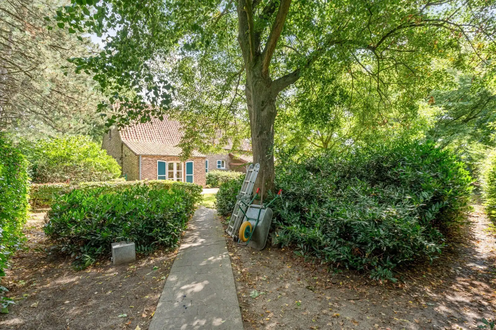 Ruim, karaktervol landhuis met parkachtige tuin op perceel van 16a29ca. foto 9