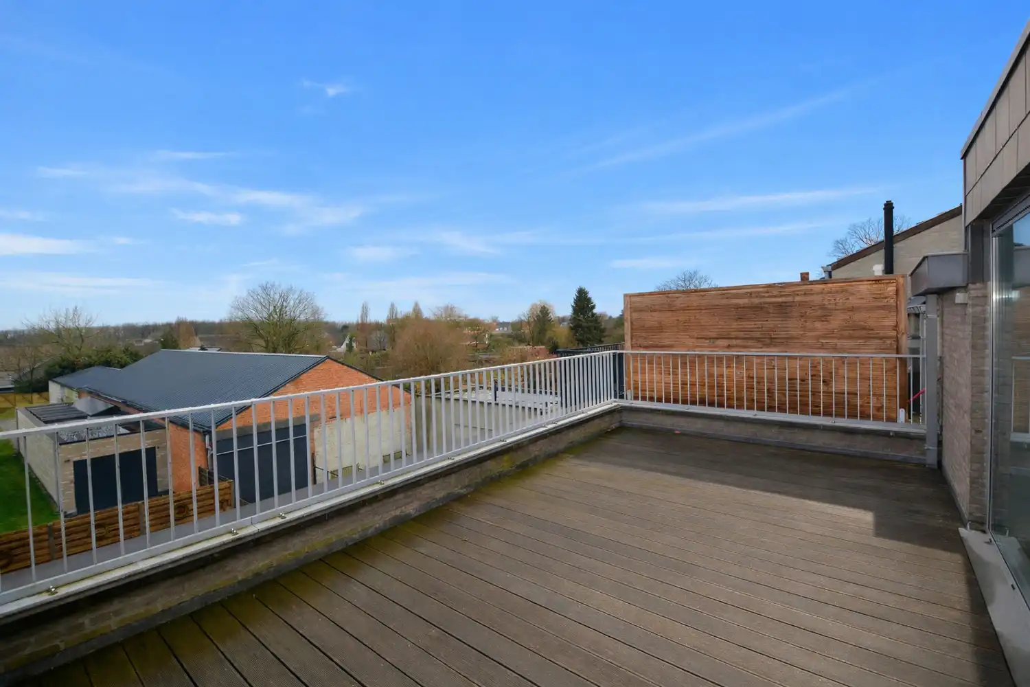 RUIM APPARTEMENT MET 2 SLK, TERRAS EN PARKING! foto 2