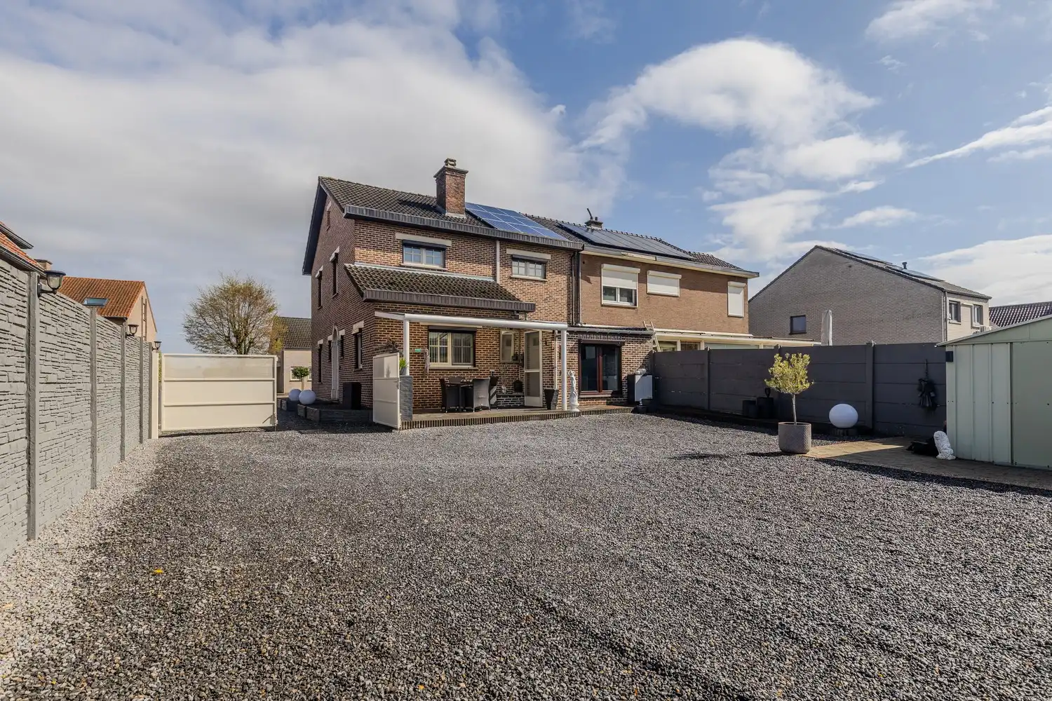 Instapklare woning met drie slaapkamers, ruime tuin en twee garageboxen in hartje Rekem! foto 40
