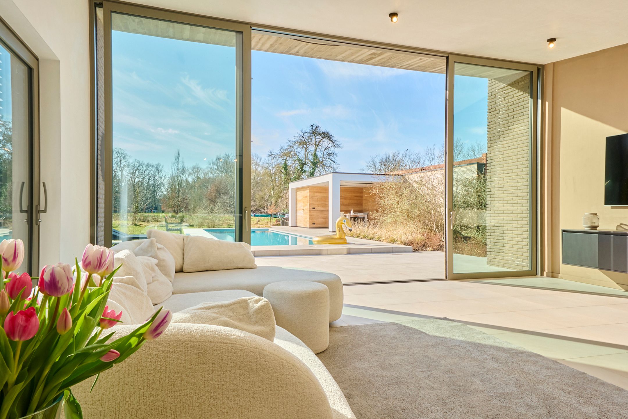 Volledig verbouwde woning met zwembad foto 8