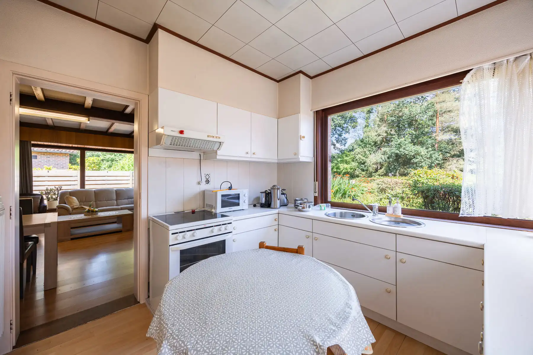 Bungalow op toplocatie met grote loods foto 11