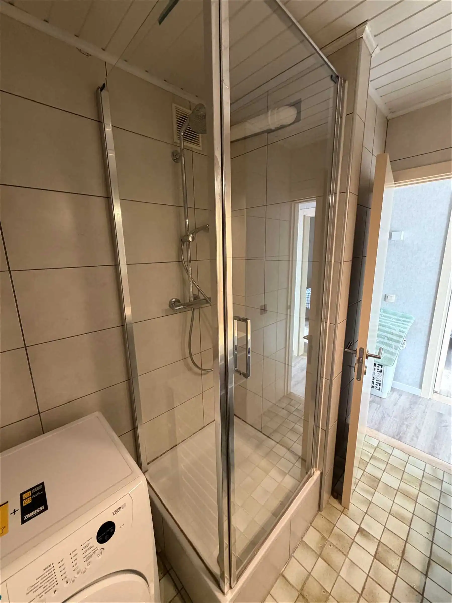 Gerenoveerd 2 slk app en kelder in rustige woonwijk. foto 14