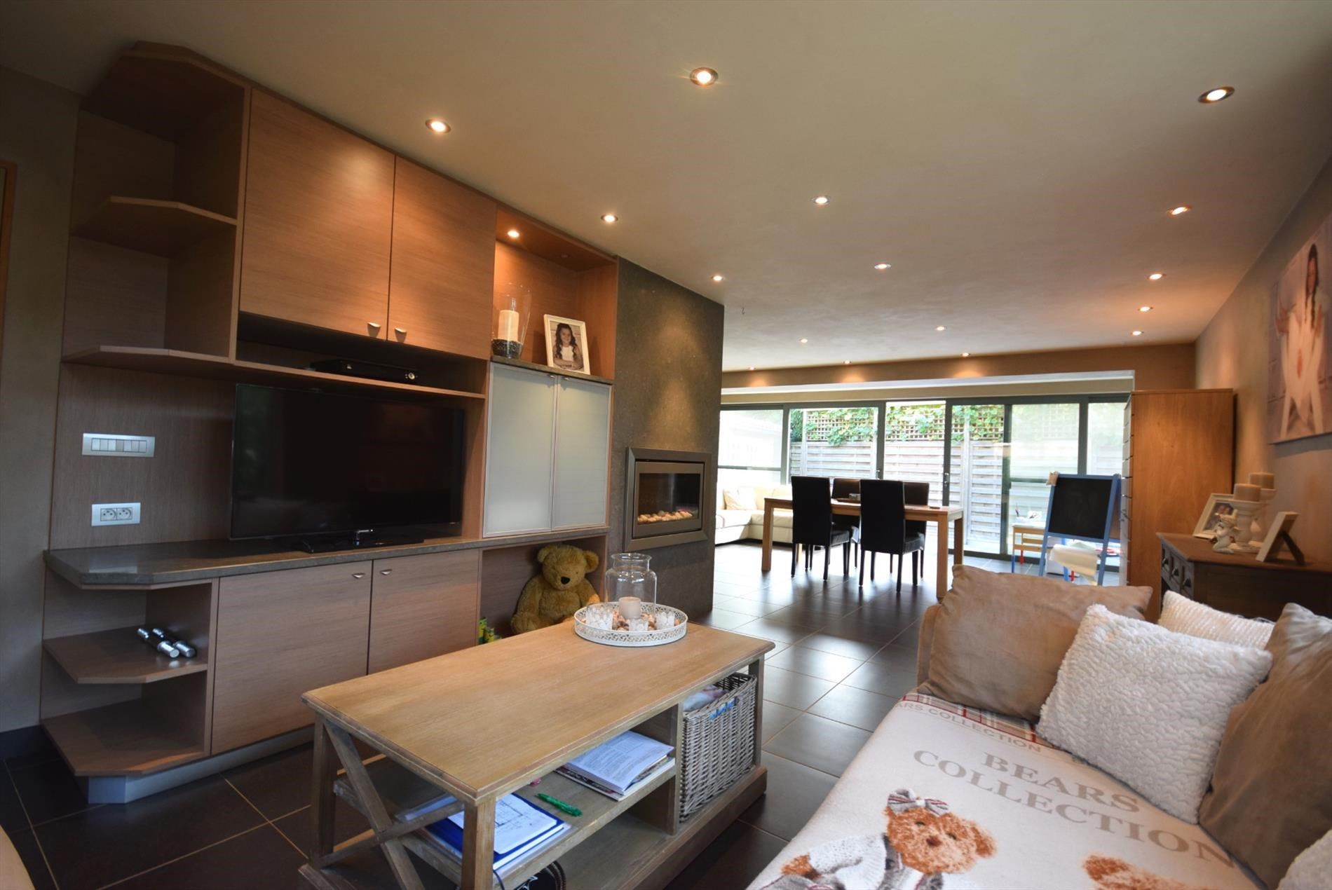 WONING MET ZONNIGE STADSTUIN foto 6